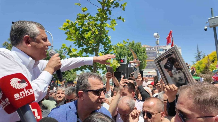 Özgür Özel’in Niğde Programında Vatandaşlar Ezilme Tehlikesi Geçirdi
