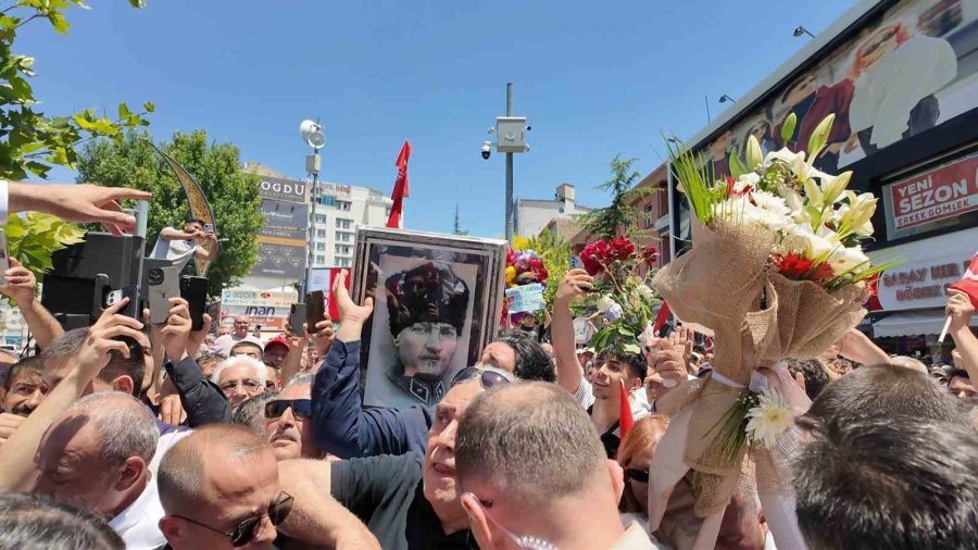 Özgür Özel’in Niğde Programında Vatandaşlar Ezilme Tehlikesi Geçirdi