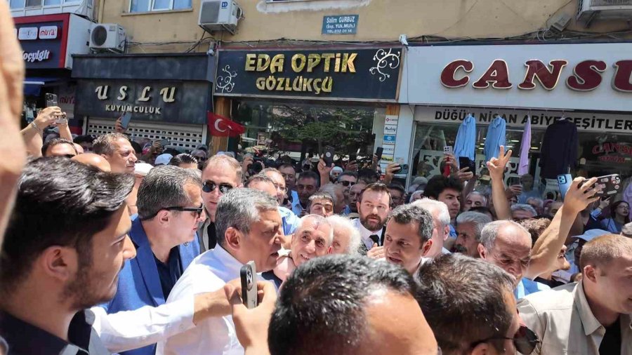 Özgür Özel’in Niğde Programında Vatandaşlar Ezilme Tehlikesi Geçirdi