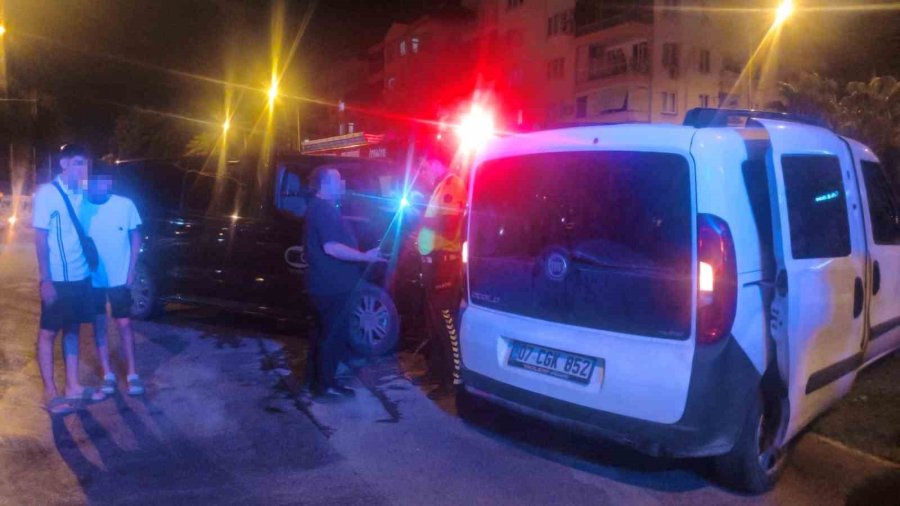 Antalya’da İki Hafif Ticari Araç Kavşakta Çarpıştı: 3 Yaralı