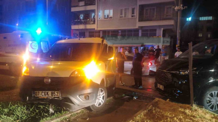 Antalya’da İki Hafif Ticari Araç Kavşakta Çarpıştı: 3 Yaralı