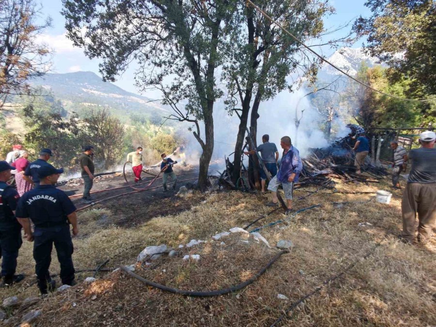 Kumluca’da Odunlukta Başlayan Yangın Boş Evin Bahçesine Sıçradı