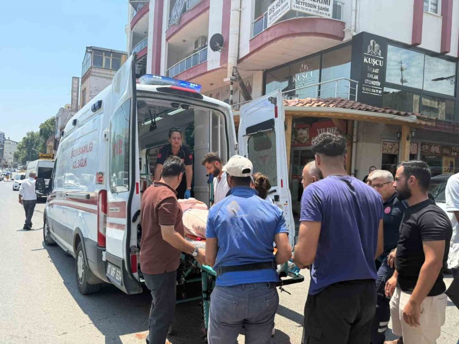Kazada Yaralanan Genç Kadına Esnaftan Şemsiyeli Destek