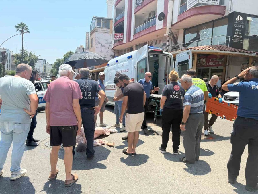 Kazada Yaralanan Genç Kadına Esnaftan Şemsiyeli Destek