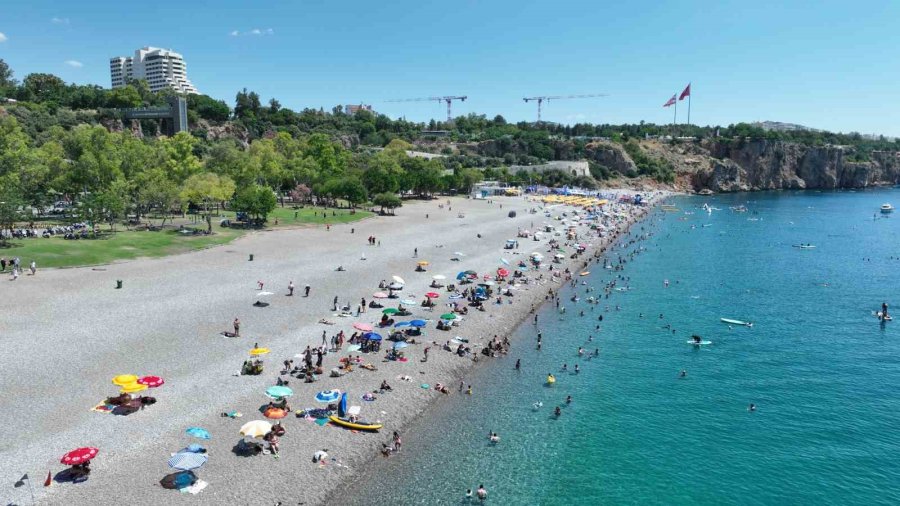 Büyükşehir’den Konyaaltı Sahili’nde 7/24 Temizlik Mesaisi