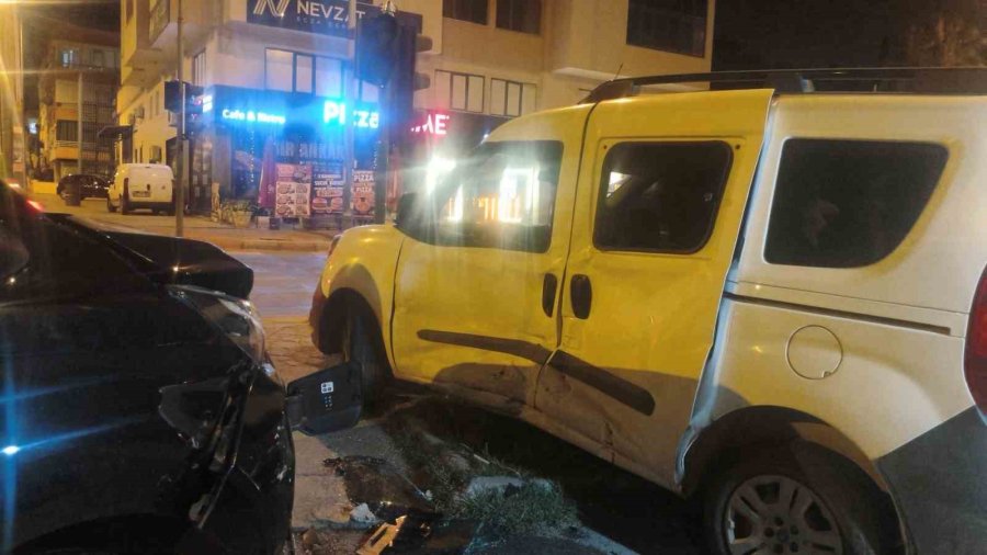 Antalya’da İki Hafif Ticari Araç Kavşakta Çarpıştı: 3 Yaralı
