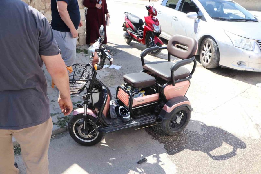 Karaman’da Otomobille Elektrikli Bisiklet Çarpıştı: 2 Çocuk Yaralandı