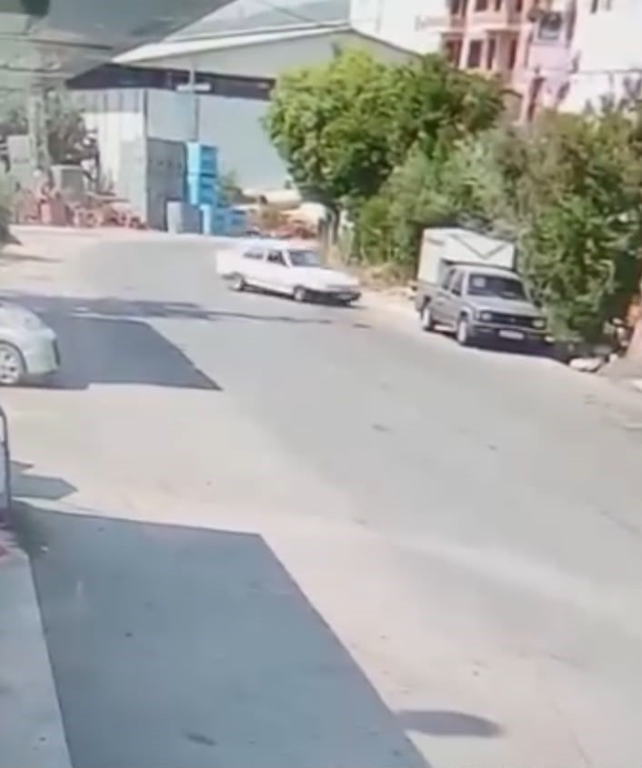 Virajı Alamayan Sürücünün Park Halindeki Araca Çarptığı Anlar Kamerada
