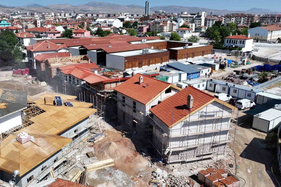 Türbe Arkası’nda Dev Tarihi Dönüşüm Devam Ediyor