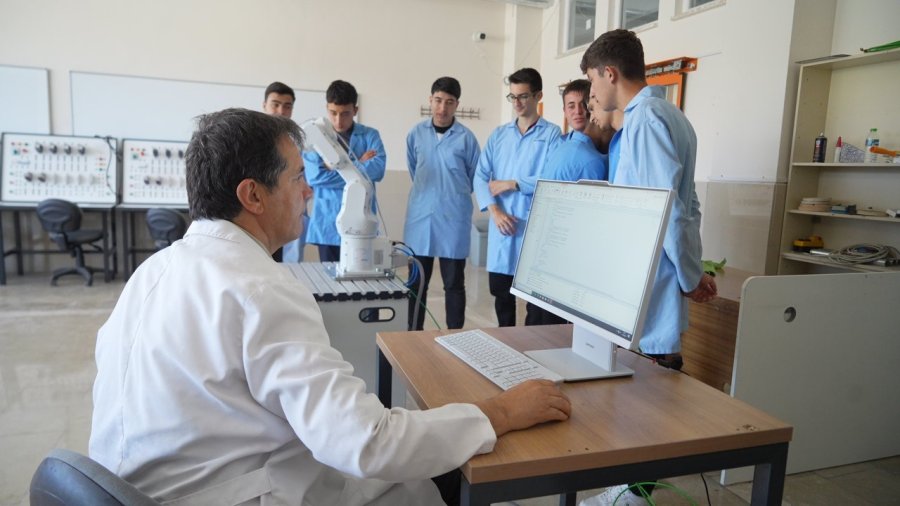 Meslek Liseleri Geleceğin Nitelikli İş Gücünü Yetiştiriyor