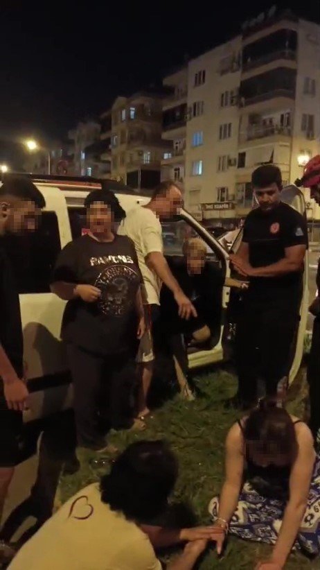 Antalya’da İki Hafif Ticari Araç Kavşakta Çarpıştı: 3 Yaralı