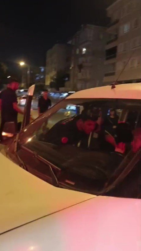 Antalya’da İki Hafif Ticari Araç Kavşakta Çarpıştı: 3 Yaralı