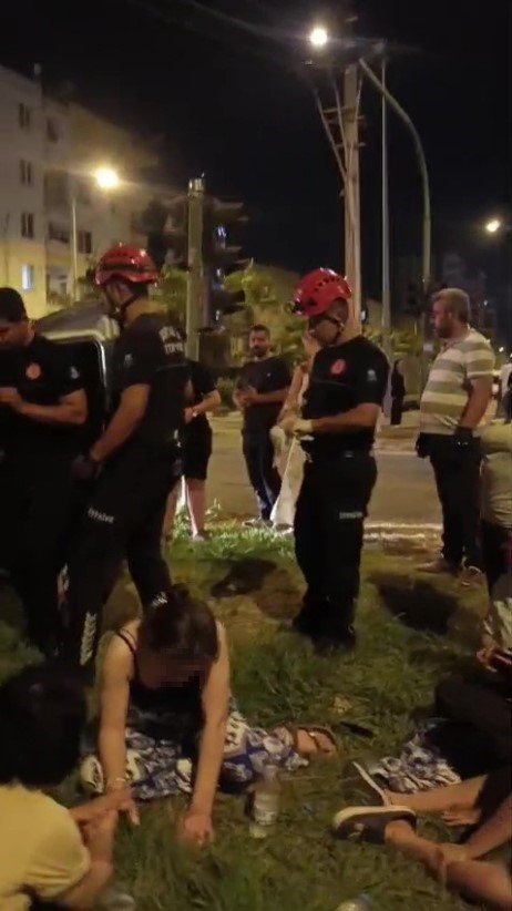 Antalya’da İki Hafif Ticari Araç Kavşakta Çarpıştı: 3 Yaralı