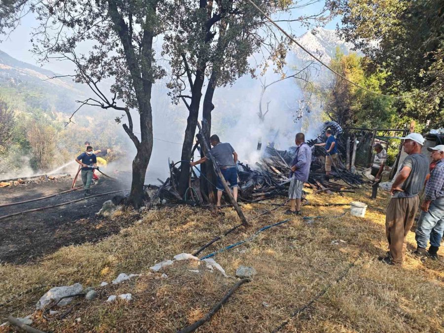 Kumluca’da Odunlukta Başlayan Yangın Boş Evin Bahçesine Sıçradı