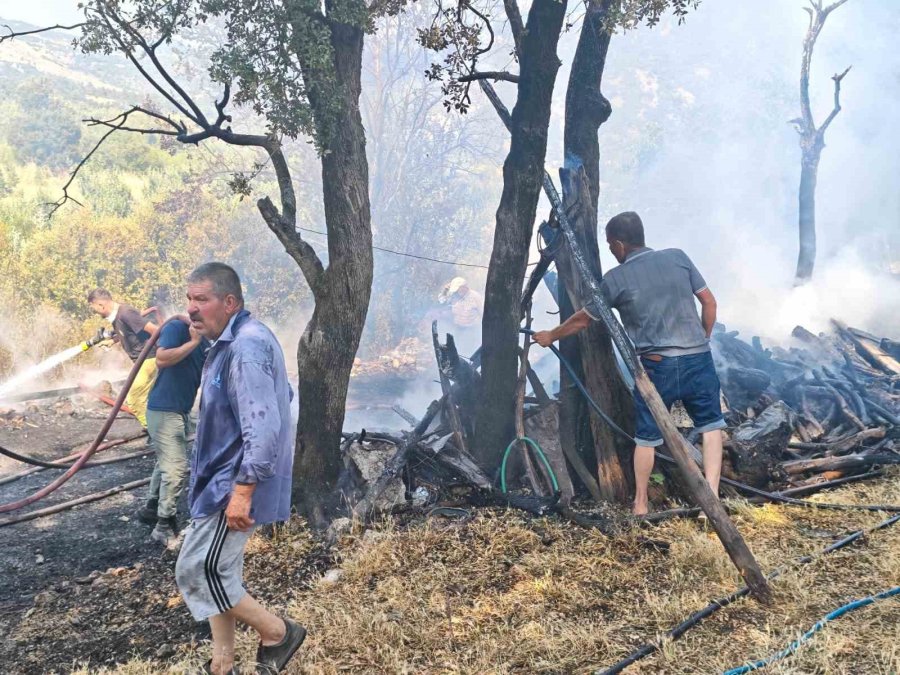 Kumluca’da Odunlukta Başlayan Yangın Boş Evin Bahçesine Sıçradı