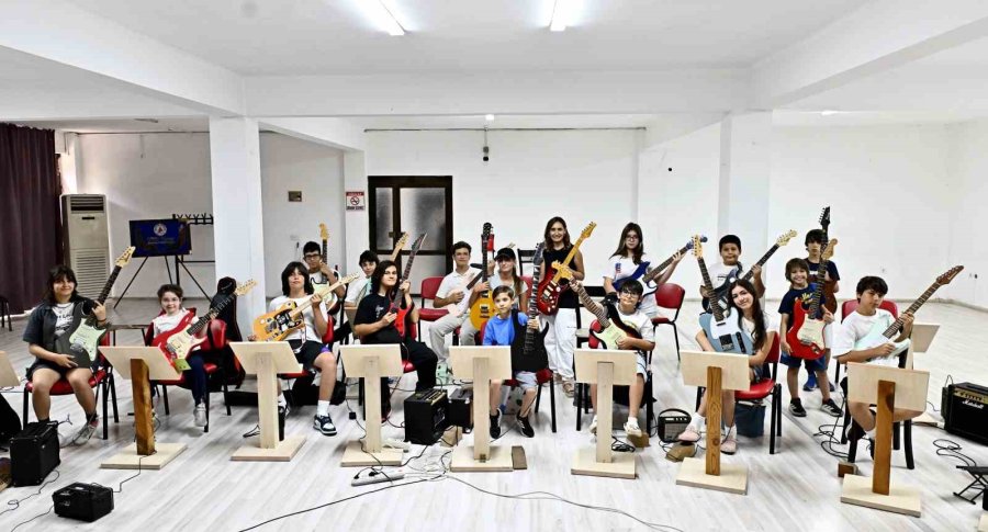 Muratpaşa’da Gitarın Dört Haline Çocuklar Ve Gençlerden İlgi