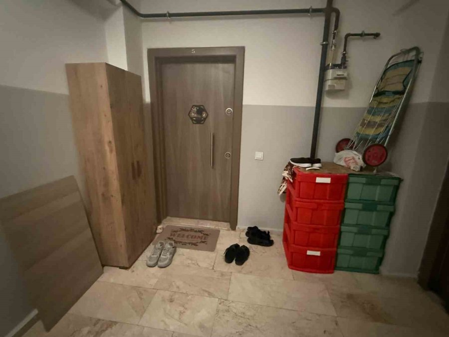 Ayakkabı Dükkanından Seçer Gibi Seçti: Apartmandaki Seçici Hırsız Kameraya Yansıdı
