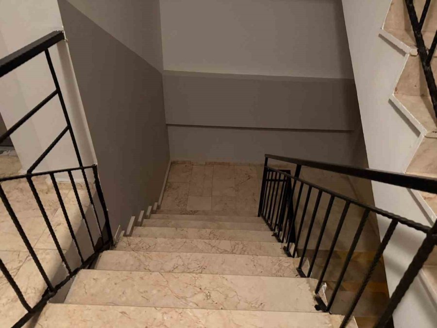 Ayakkabı Dükkanından Seçer Gibi Seçti: Apartmandaki Seçici Hırsız Kameraya Yansıdı