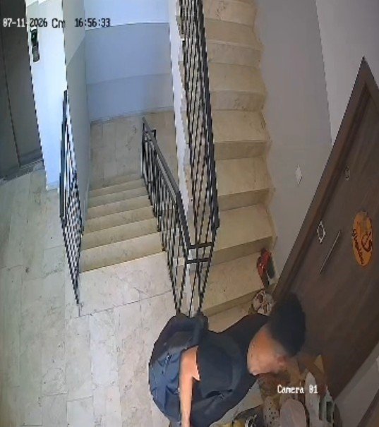 Ayakkabı Dükkanından Seçer Gibi Seçti: Apartmandaki Seçici Hırsız Kameraya Yansıdı