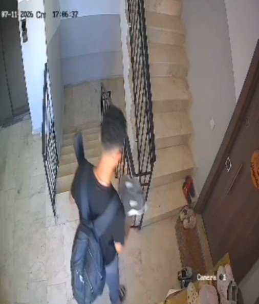 Ayakkabı Dükkanından Seçer Gibi Seçti: Apartmandaki Seçici Hırsız Kameraya Yansıdı