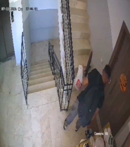 Ayakkabı Dükkanından Seçer Gibi Seçti: Apartmandaki Seçici Hırsız Kameraya Yansıdı