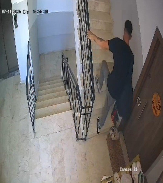Ayakkabı Dükkanından Seçer Gibi Seçti: Apartmandaki Seçici Hırsız Kameraya Yansıdı