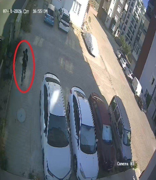 Ayakkabı Dükkanından Seçer Gibi Seçti: Apartmandaki Seçici Hırsız Kameraya Yansıdı