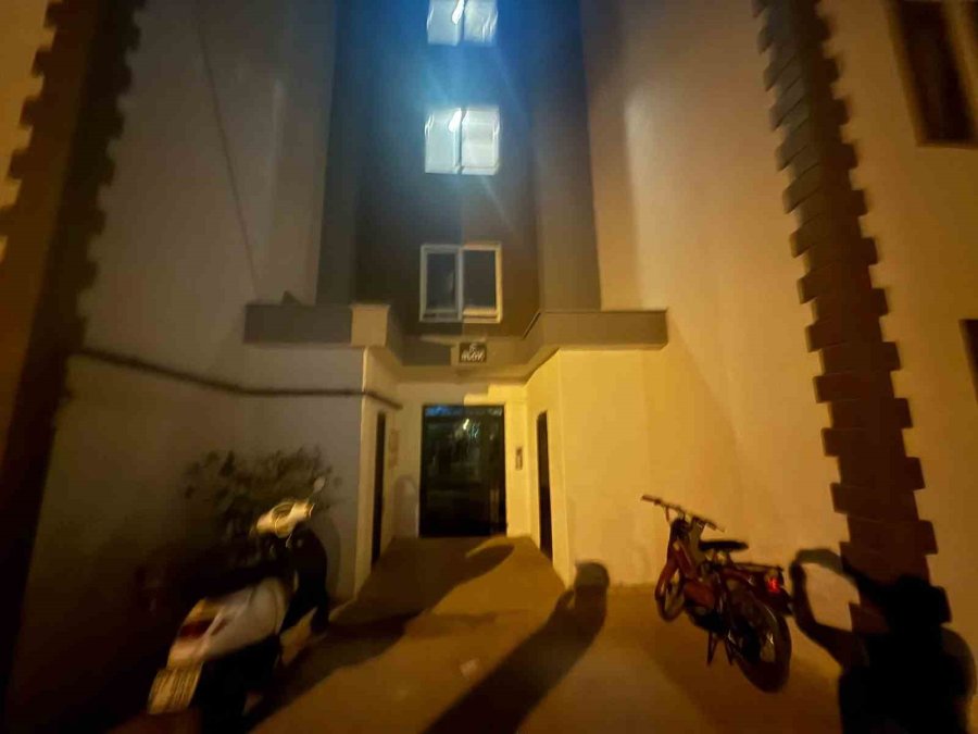 Ayakkabı Dükkanından Seçer Gibi Seçti: Apartmandaki Seçici Hırsız Kameraya Yansıdı