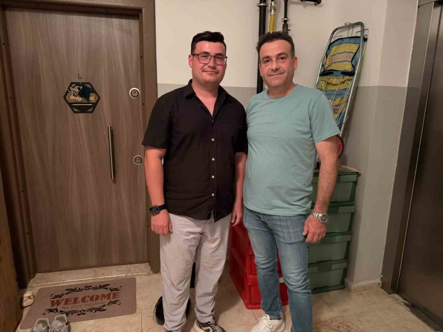 Ayakkabı Dükkanından Seçer Gibi Seçti: Apartmandaki Seçici Hırsız Kameraya Yansıdı