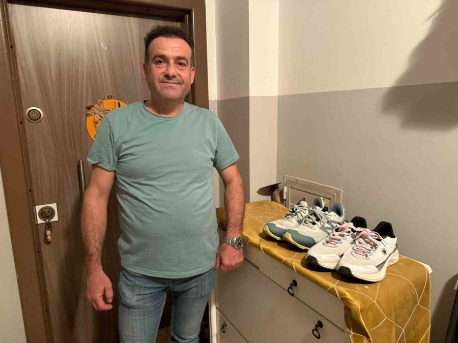 Ayakkabı Dükkanından Seçer Gibi Seçti: Apartmandaki Seçici Hırsız Kameraya Yansıdı