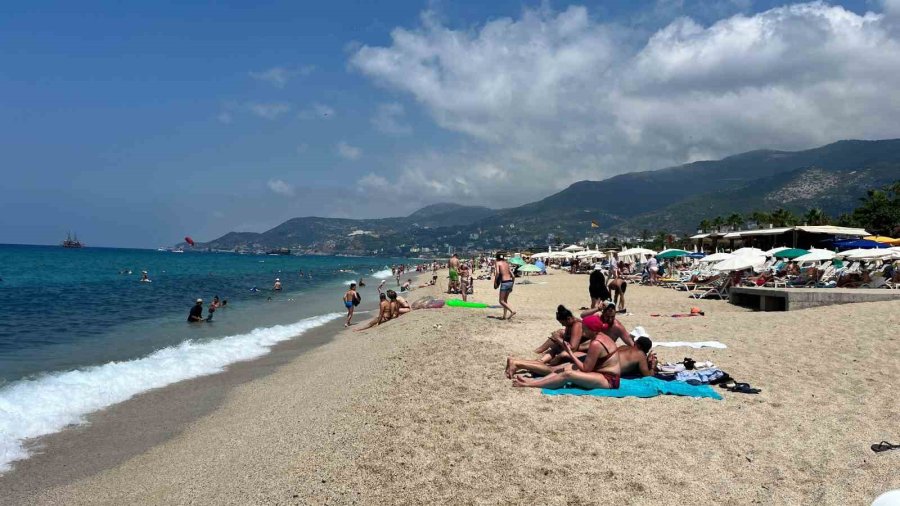 Alanya’da Tatilciler Deniz Ve Güneşin Tadını Çıkardı