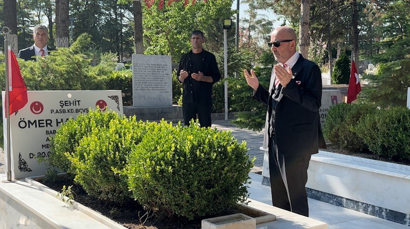 Dönemin Özel Kuvvetler Komutanı Aksakallı, Şehit Ömer Halisdemir’in Kabrini Ziyaret Etti: "15 Temmuz, Tarihi Bir Dönüm Noktasıdır"