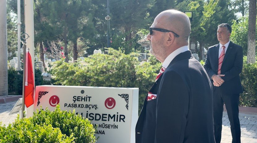 Dönemin Özel Kuvvetler Komutanı Aksakallı, Şehit Ömer Halisdemir’in Kabrini Ziyaret Etti: "15 Temmuz, Tarihi Bir Dönüm Noktasıdır"