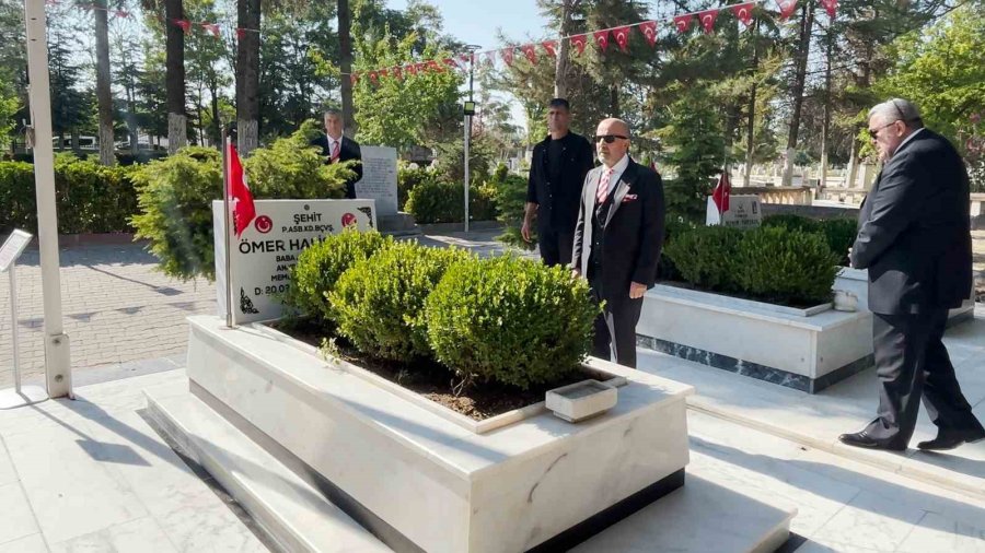 Dönemin Özel Kuvvetler Komutanı Aksakallı, Şehit Ömer Halisdemir’in Kabrini Ziyaret Etti: "15 Temmuz, Tarihi Bir Dönüm Noktasıdır"
