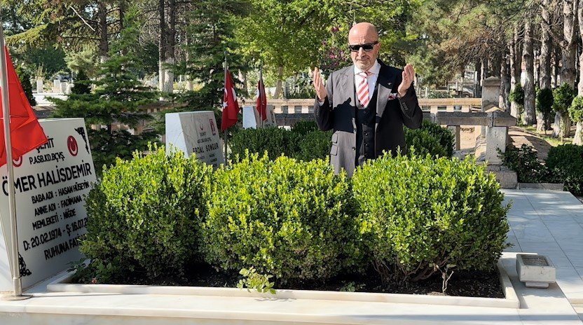 Dönemin Özel Kuvvetler Komutanı Aksakallı, Şehit Ömer Halisdemir’in Kabrini Ziyaret Etti: "15 Temmuz, Tarihi Bir Dönüm Noktasıdır"