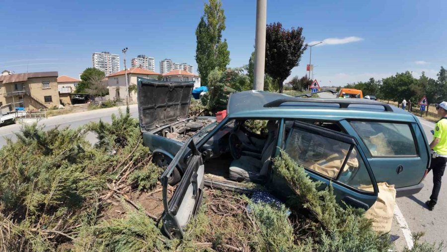 Sürücü, Kazada Yaralanan Eşine Sarılarak Başında Bekledi