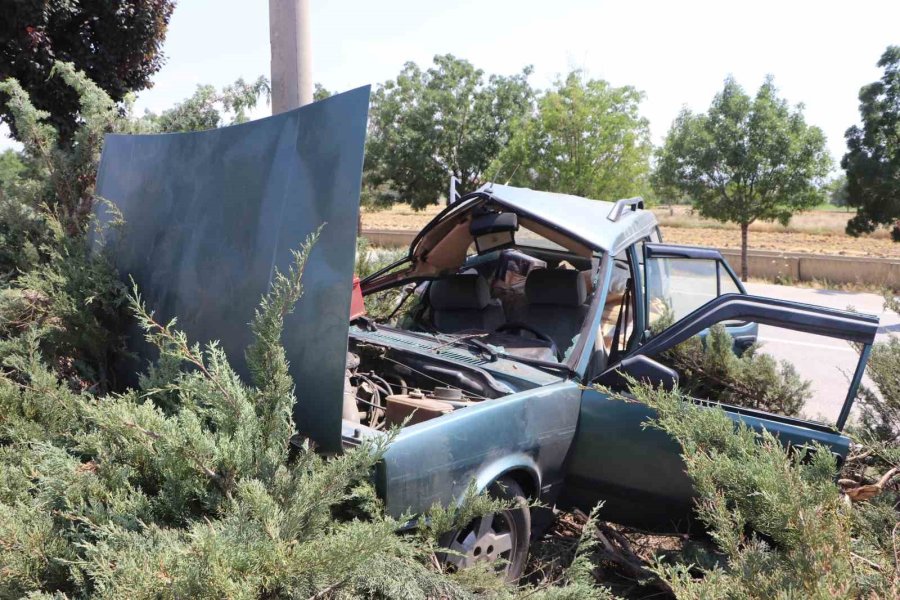 Sürücü, Kazada Yaralanan Eşine Sarılarak Başında Bekledi