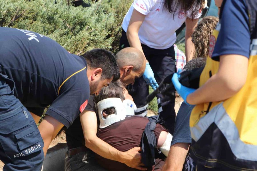 Sürücü, Kazada Yaralanan Eşine Sarılarak Başında Bekledi