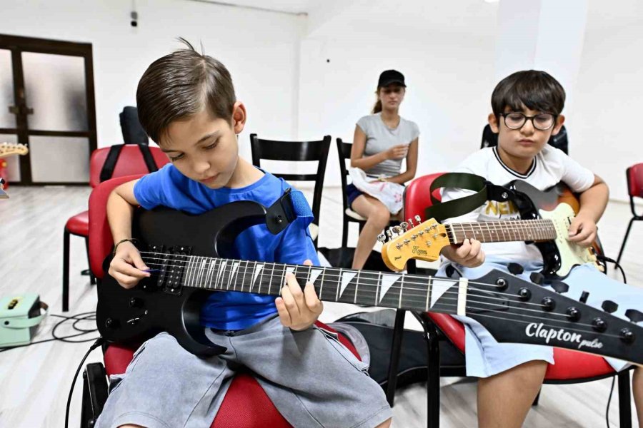 Muratpaşa’da Gitarın Dört Haline Çocuklar Ve Gençlerden İlgi