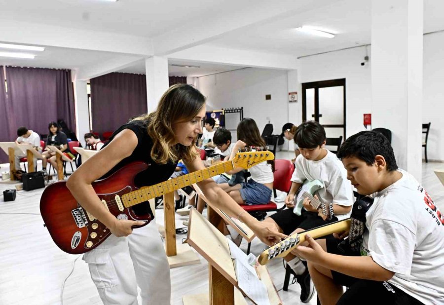 Muratpaşa’da Gitarın Dört Haline Çocuklar Ve Gençlerden İlgi