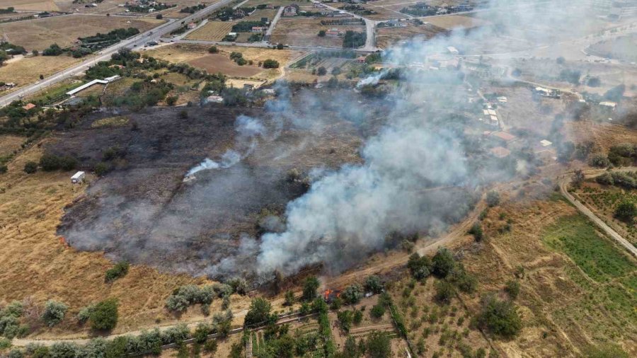 Arazide Çıkan Yangın Evlere Sıçramadan Söndürüldü