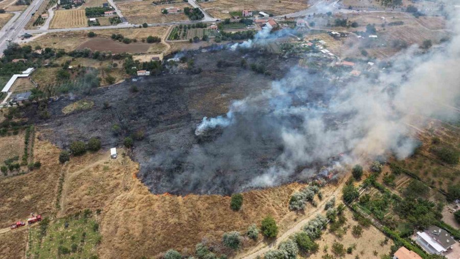 Arazide Çıkan Yangın Evlere Sıçramadan Söndürüldü