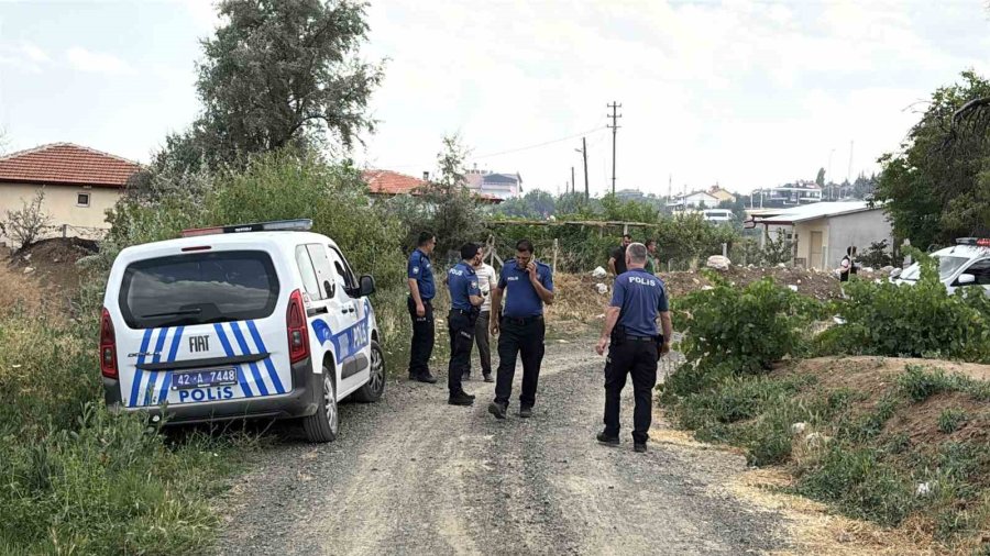 Arazide Çıkan Yangın Evlere Sıçramadan Söndürüldü