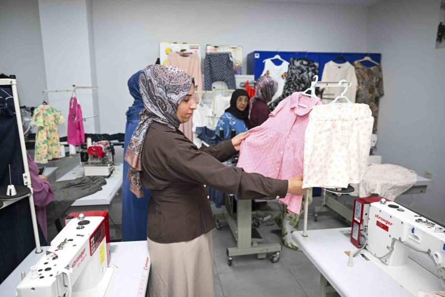 Mersin’de Kadınların El Emeği Ürünleri Sergilendi