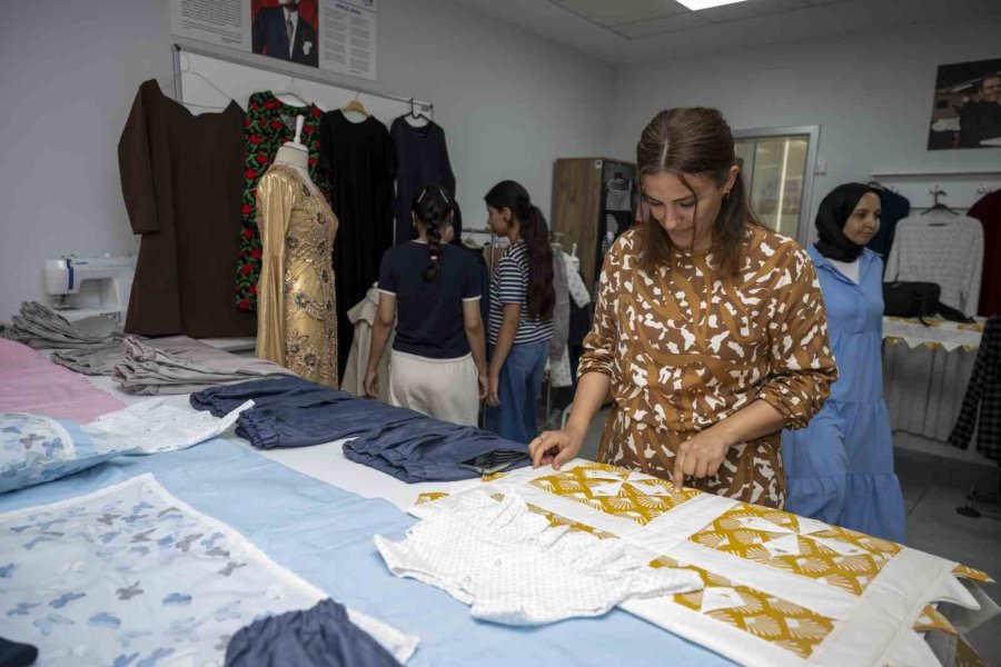 Mersin’de Kadınların El Emeği Ürünleri Sergilendi