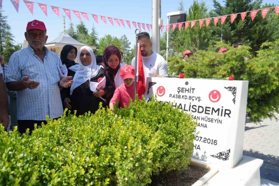 7 Yaşındaki Ömer Halis Demir, İsmini Taşıdığı Şehidi İlk Kez Ziyaret Etti