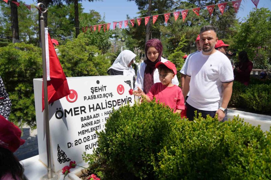 7 Yaşındaki Ömer Halis Demir, İsmini Taşıdığı Şehidi İlk Kez Ziyaret Etti