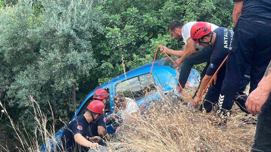 Sürücüsüyle Şarampolde Asılı Kalan Otomobil, Beton Mikserine Halatla Sabitlendi