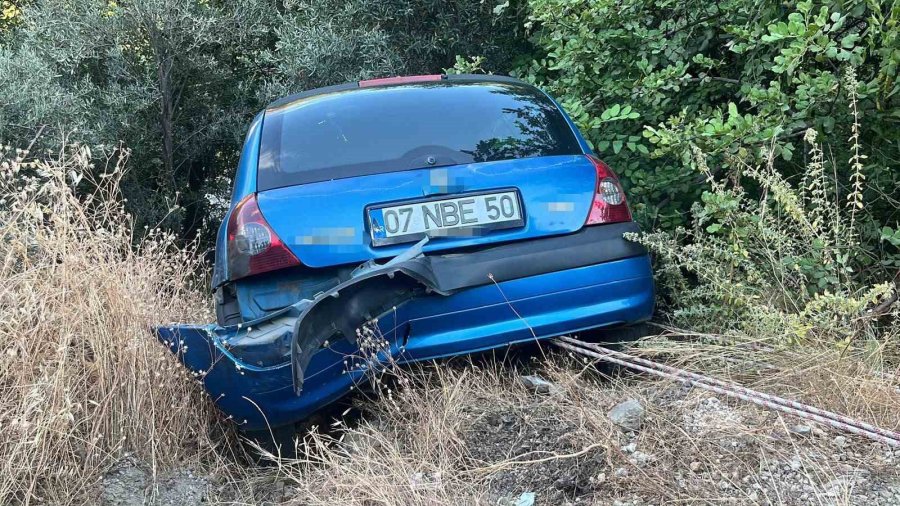 Sürücüsüyle Şarampolde Asılı Kalan Otomobil, Beton Mikserine Halatla Sabitlendi