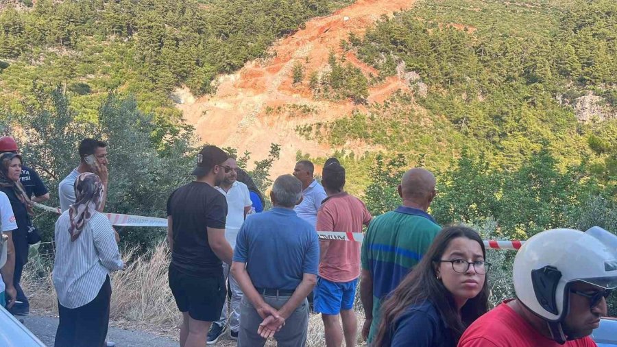 Sürücüsüyle Şarampolde Asılı Kalan Otomobil, Beton Mikserine Halatla Sabitlendi